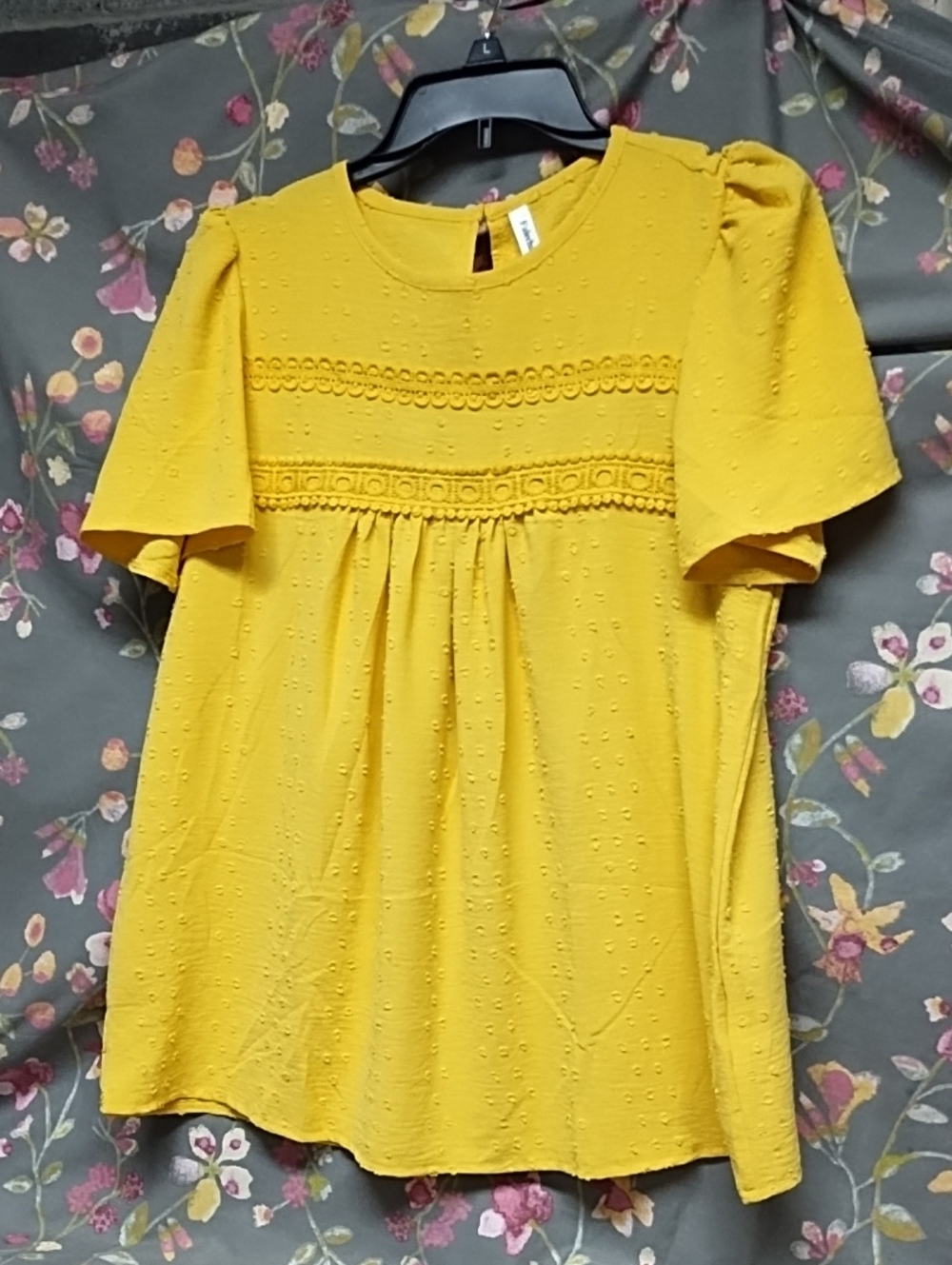 Women's Mustard Eyelet Flutter Sleeve Blouse. Pit To Pit 20 Top To Bottom 26